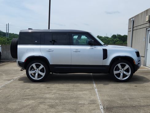 New 2024 Land Rover Defender 110 SE image 11