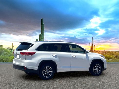 Used 2017 Toyota Highlander XLE w/ Carpet Mat Package AWD/4WD image 5