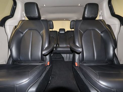 Used 2023 Chrysler Pacifica Touring-L FWD image 27