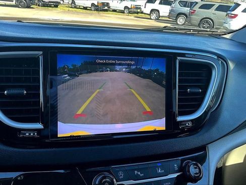 Used 2022 Chrysler Pacifica Touring-L image 21