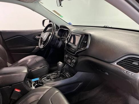 Used 2019 Jeep Cherokee Latitude Plus FWD image 11