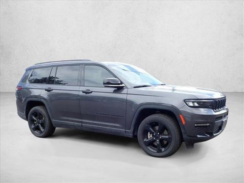 Used 2022 Jeep Grand Cherokee L Limited w/ Black Appearance Package AWD/4WD image 5