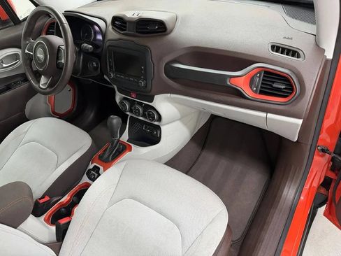 Used 2017 Jeep Renegade Latitude FWD image 9