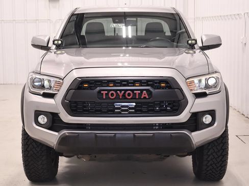 Used 2019 Toyota Tacoma TRD Off-Road AWD/4WD image 5