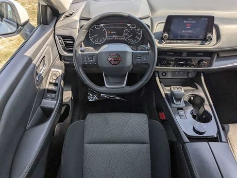 Used 2025 Nissan Rogue SV AWD/4WD image 17