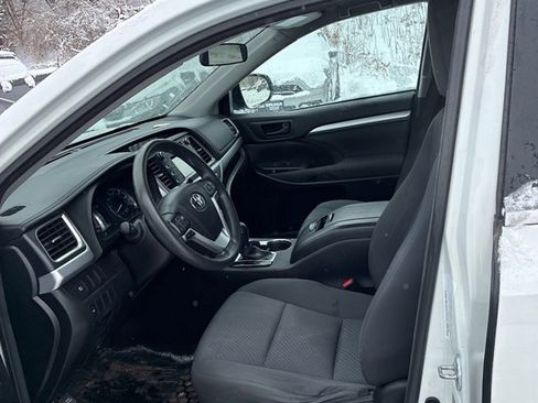 Used 2017 Toyota Highlander LE image 4