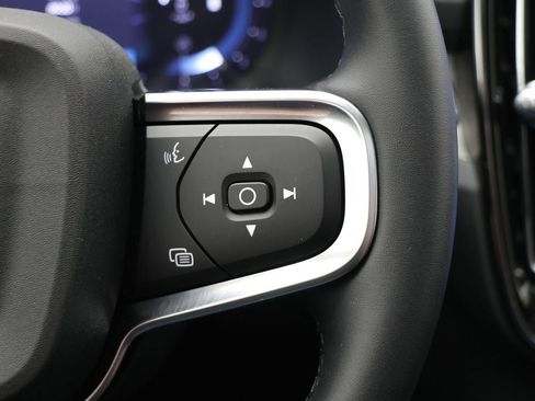 Used 2025 Volvo XC40 B5 Core image 22