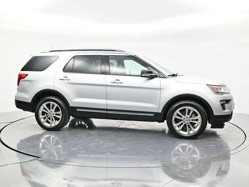 Used 2018 Ford Explorer XLT w/ Equipment Group 202A AWD/4WD image 4