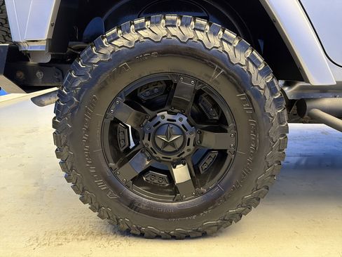 Used 2016 Jeep Wrangler Unlimited Sahara image 9