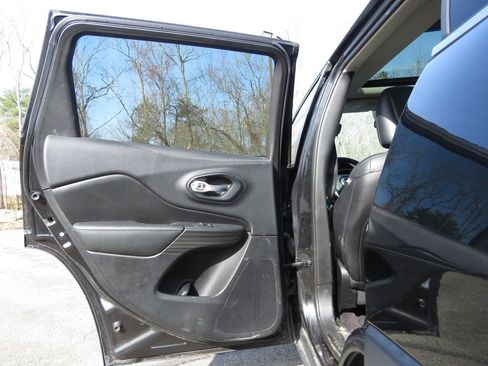 Used 2016 Jeep Cherokee Limited image 18