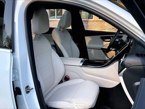 Used 2025 Mercedes-Benz GLC 350e 4MATIC image 9