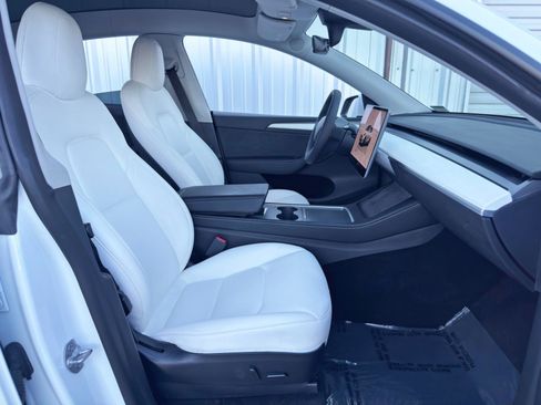 Used 2022 Tesla Model Y Long Range image 16