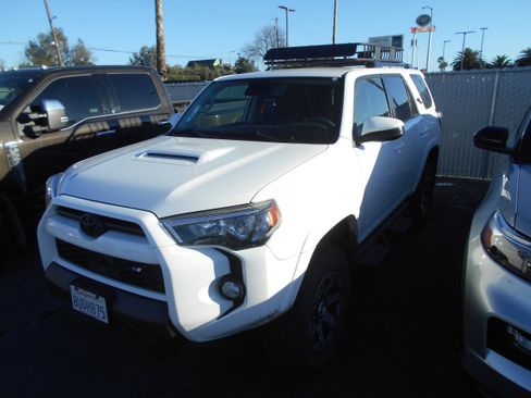 Used 2020 Toyota 4Runner TRD Off-Road image 3