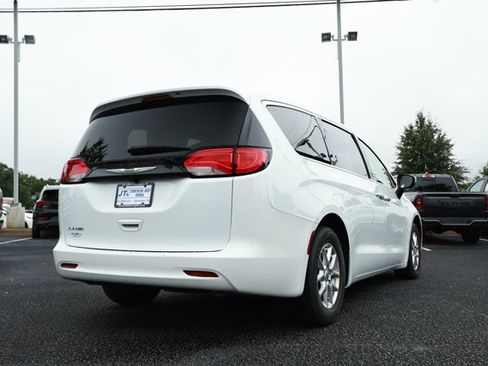 Used 2022 Chrysler Voyager LX FWD image 6