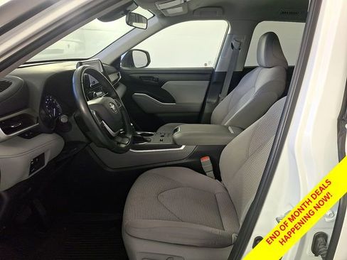 Used 2023 Toyota Highlander LE FWD image 16
