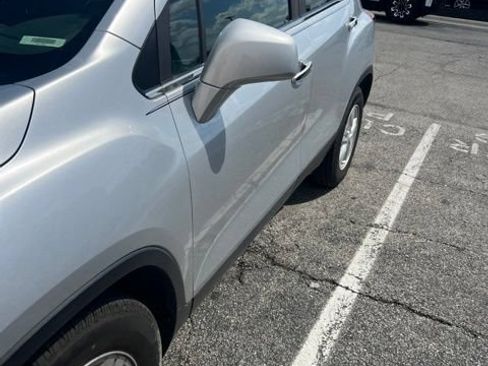 Used 2018 Chevrolet Trax LT w/ LT Convenience Package FWD image 3