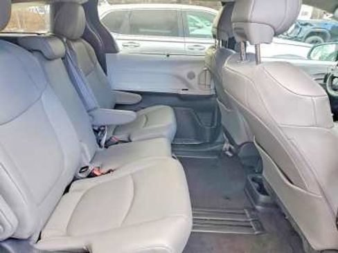 Used 2025 Toyota Sienna XLE FWD image 9