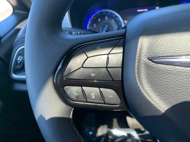 Used 2025 Chrysler Pacifica Limited FWD image 26