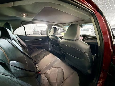 Used 2018 Toyota Camry FWD image 11