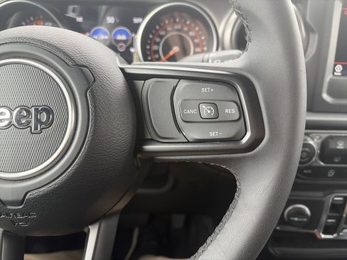 Used 2023 Jeep Gladiator Willys image 19