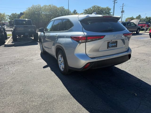 Used 2020 Toyota Highlander LE AWD/4WD image 3