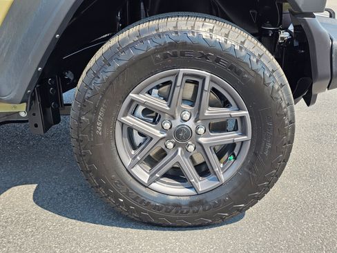 Used 2025 Jeep Wrangler Sport AWD/4WD image 9