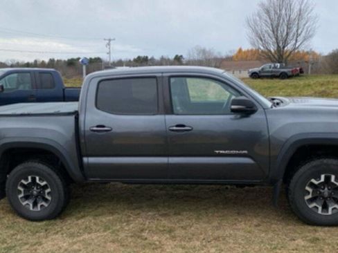 Used 2020 Toyota Tacoma TRD Off-Road w/ Technology Package image 18