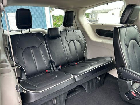 Used 2023 Chrysler Pacifica Limited FWD image 24