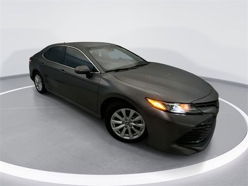 Used 2020 Toyota Camry LE image 1
