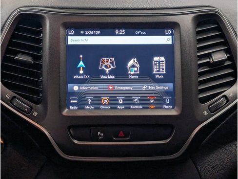 Used 2019 Jeep Cherokee Trailhawk AWD/4WD image 15