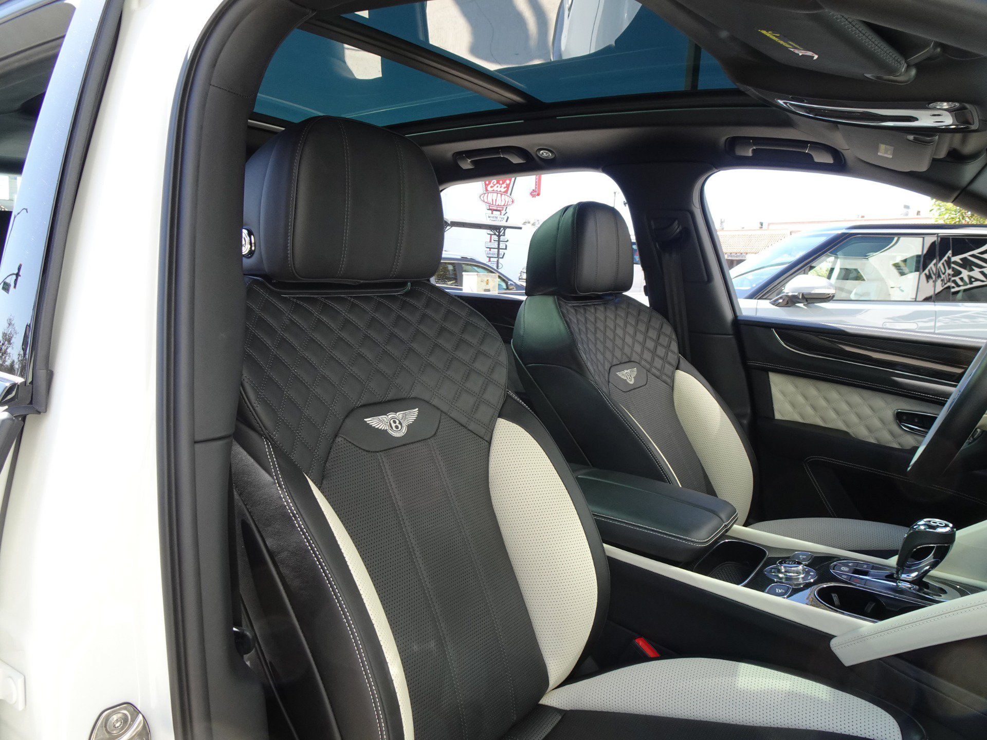Used 2022 Bentley Bentayga AWD/4WD image 22