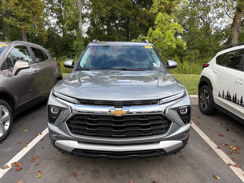 Used 2026 Chevrolet TrailBlazer LT FWD image 2