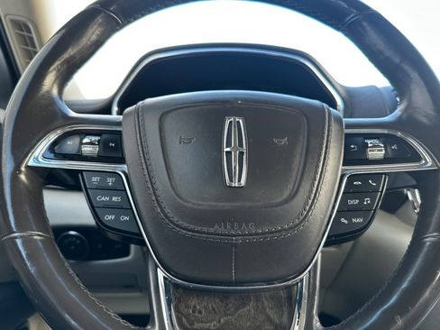 Used 2017 Lincoln Continental Select image 34