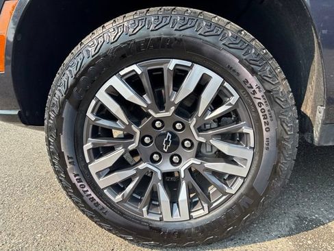 Used 2025 Chevrolet Suburban Z71 AWD/4WD image 11