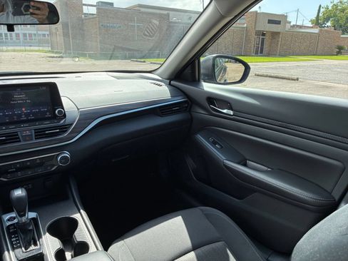 Used 2025 Nissan Altima 2.5 SV FWD image 30