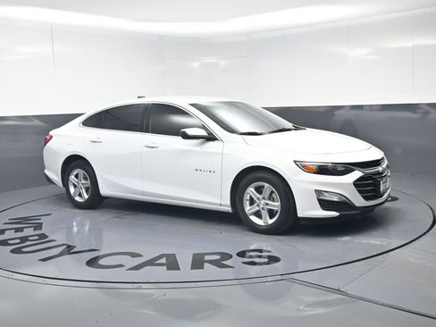 Used 2024 Chevrolet Malibu LS FWD image 2