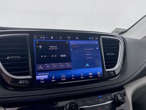 Used 2023 Chrysler Pacifica Limited FWD image 10