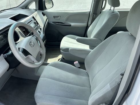Used 2013 Toyota Sienna L image 22