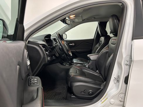 Used 2019 Jeep Cherokee Trailhawk w/ Cold Weather Group AWD/4WD image 4