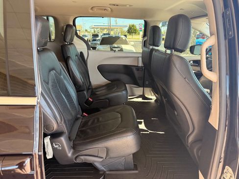 Used 2019 Chrysler Pacifica Touring-L image 37