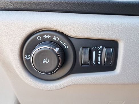 Used 2024 Chrysler Pacifica Touring-L image 27