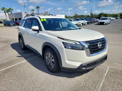 Used 2024 Nissan Pathfinder SV FWD image 2