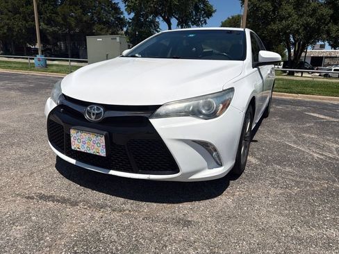 Used 2016 Toyota Camry SE w/ Moonroof Package FWD image 4