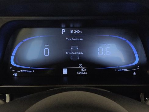 Used 2025 Hyundai Elantra SE FWD image 23