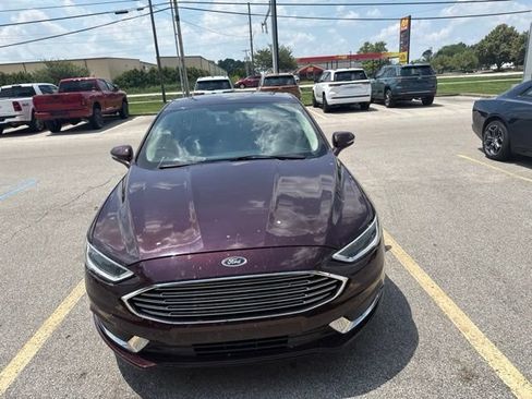 Used 2018 Ford Fusion SE w/ Fusion SE Technology Package FWD image 2