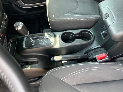 Used 2017 Jeep Wrangler Unlimited Sahara w/ Connectivity Group image 10