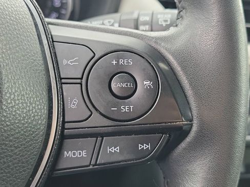 Used 2021 Toyota RAV4 XLE Premium image 32