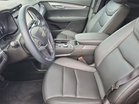 New 2025 Cadillac XT5 Luxury image 8
