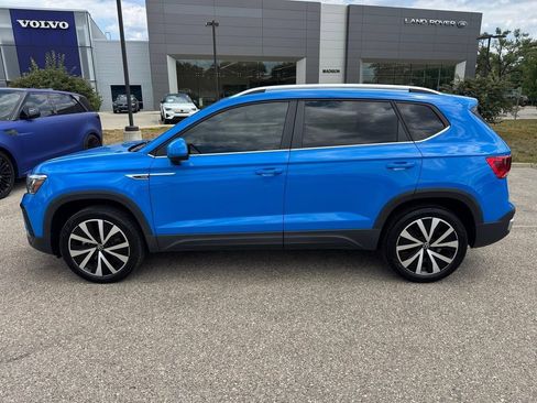 Used 2022 Volkswagen Taos SE w/ Panoramic Sunroof Package FWD image 2
