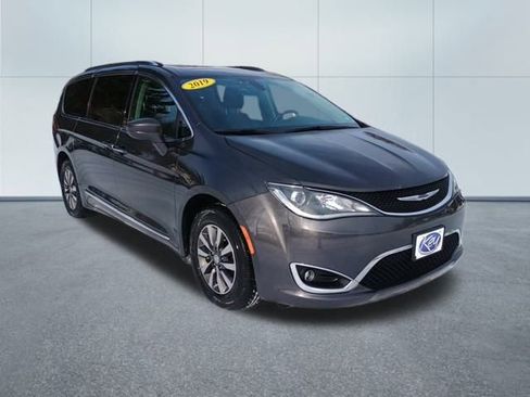 Used 2019 Chrysler Pacifica Touring-L Plus image 8